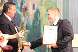 Вручение грамоты С. В. Гриценко